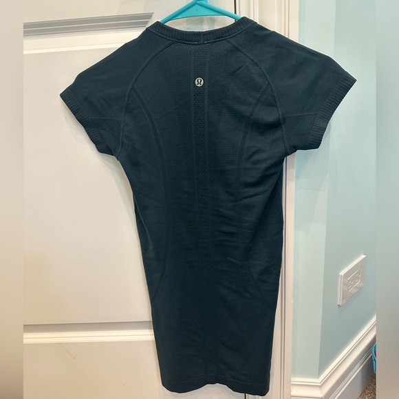 lululemon swiftly tech short sleeve (color: submarine, size: 2) - Picture 3 of 4